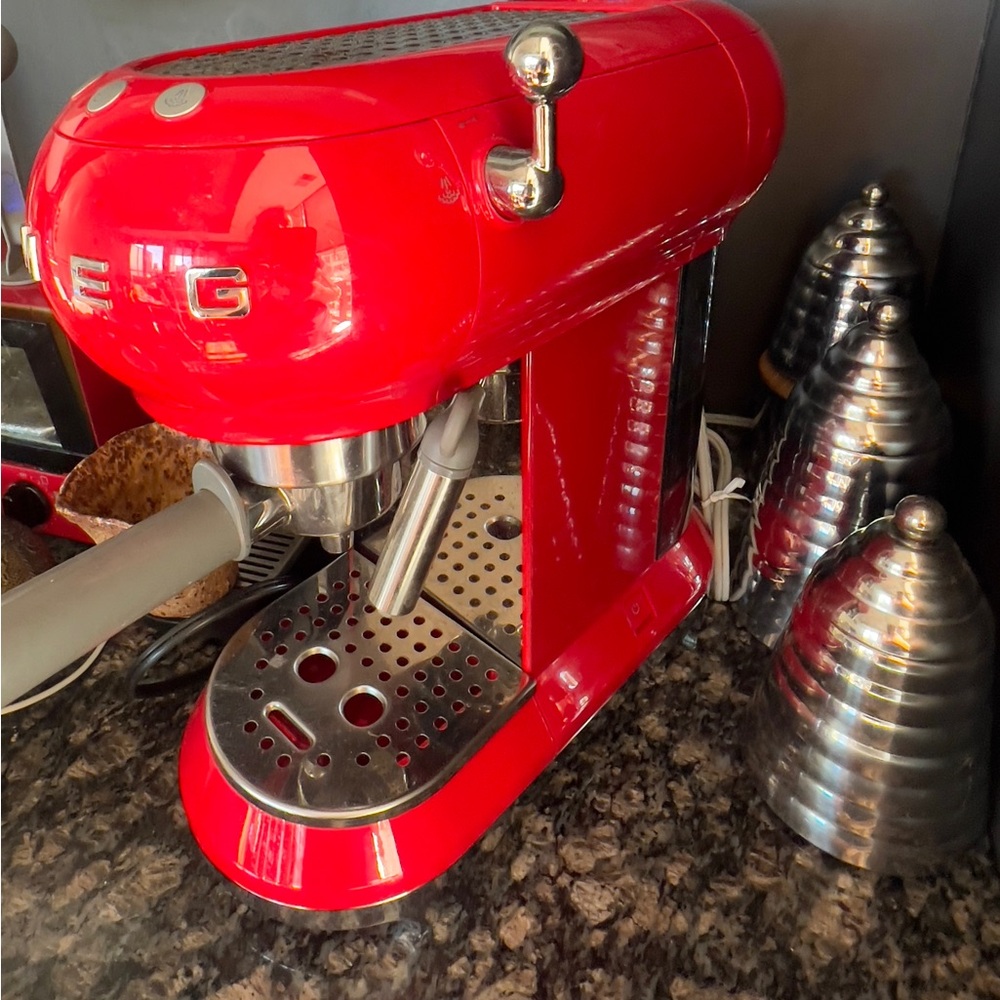 Smeg Retro Style 1350W
Manual Espresso Red Coffee Machine with Control Buttons
